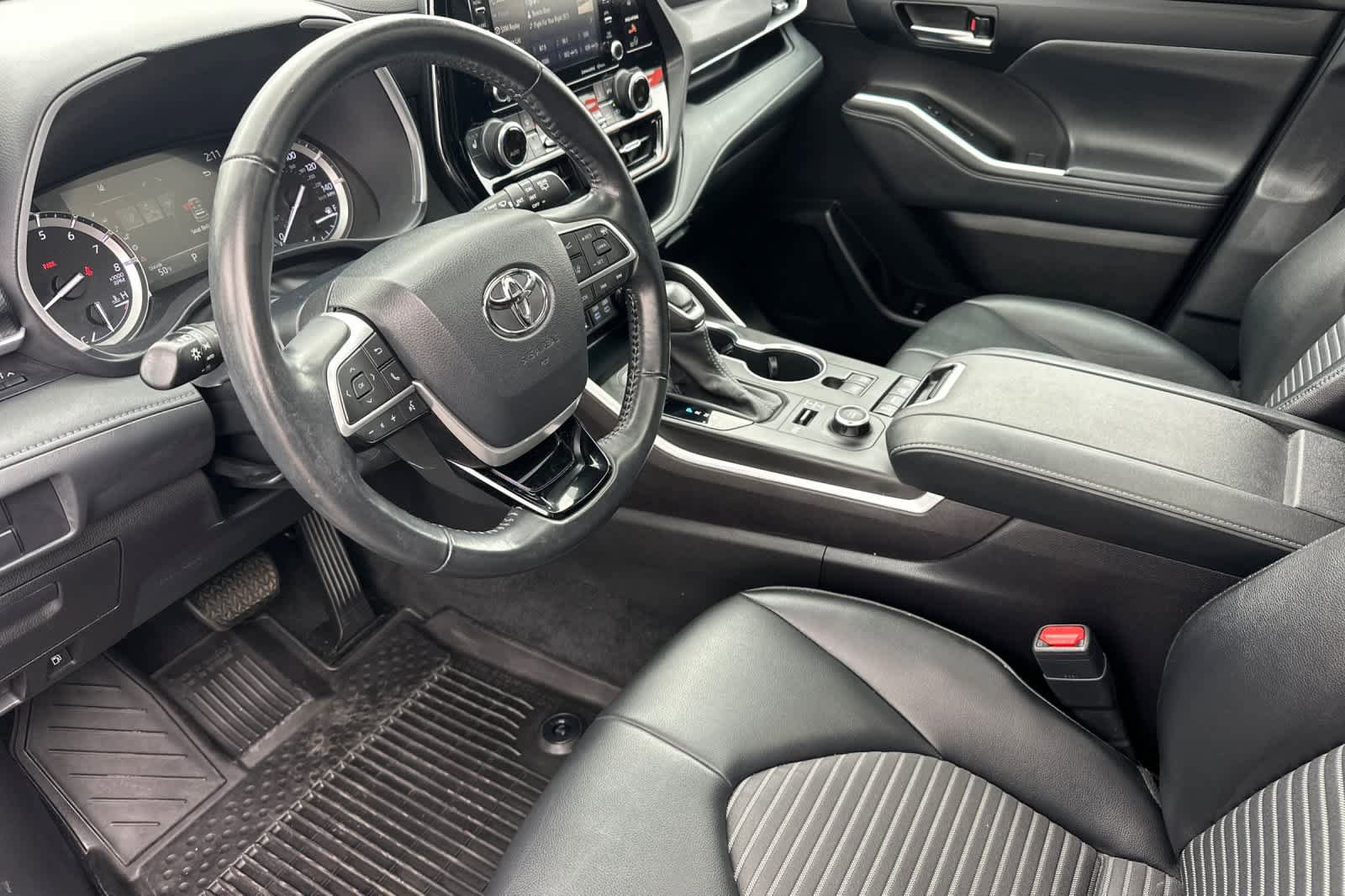 Used 2022 Toyota Highlander XSE AWD/4WD image 13