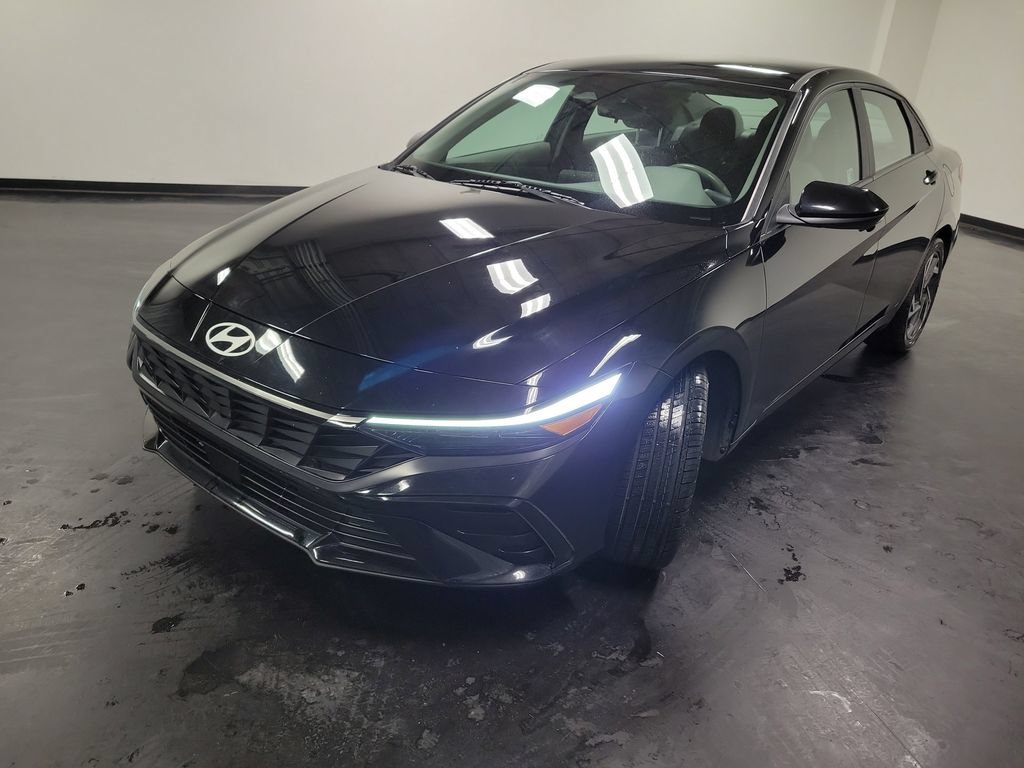 Used 2024 Hyundai Elantra SE FWD image 4