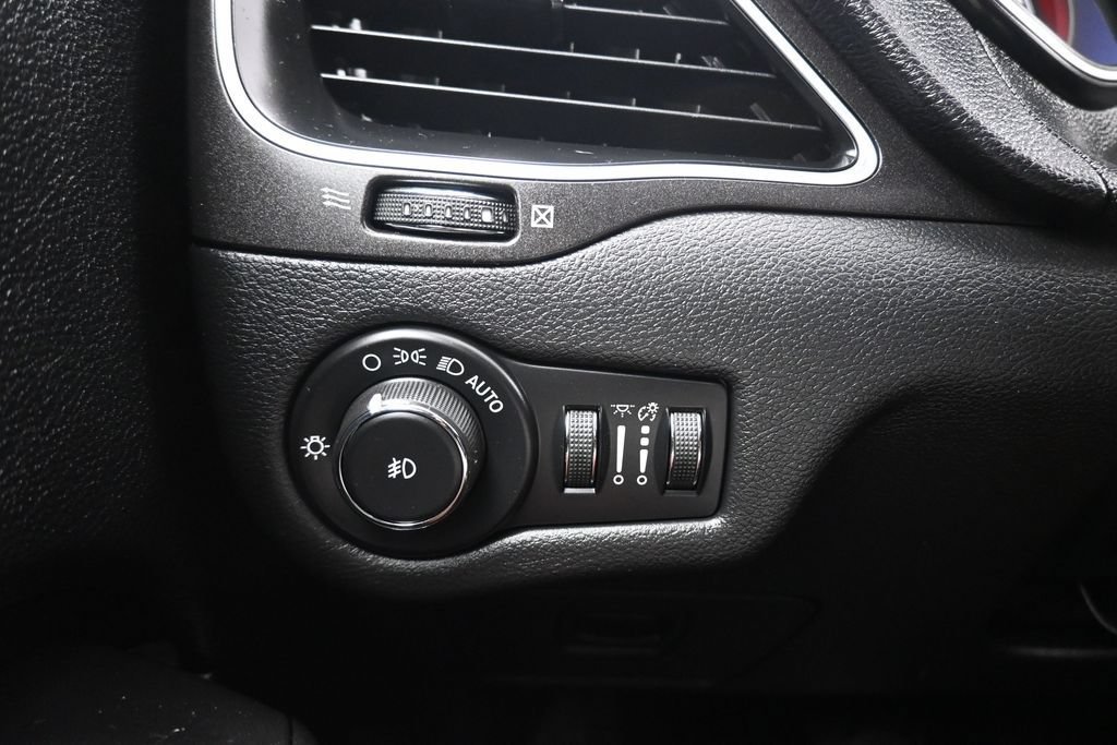 Used 2019 Jeep Cherokee Trailhawk AWD/4WD image 26