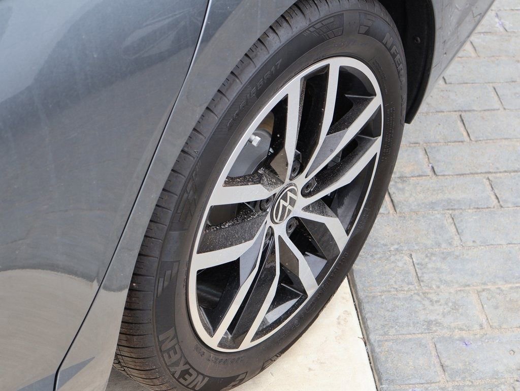 Used 2025 Volkswagen Jetta SE image 39