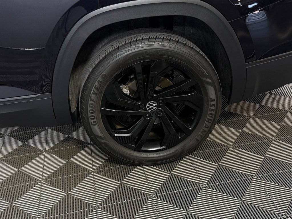 Used 2023 Volkswagen Atlas SE w/ Black Wheel Package FWD image 12