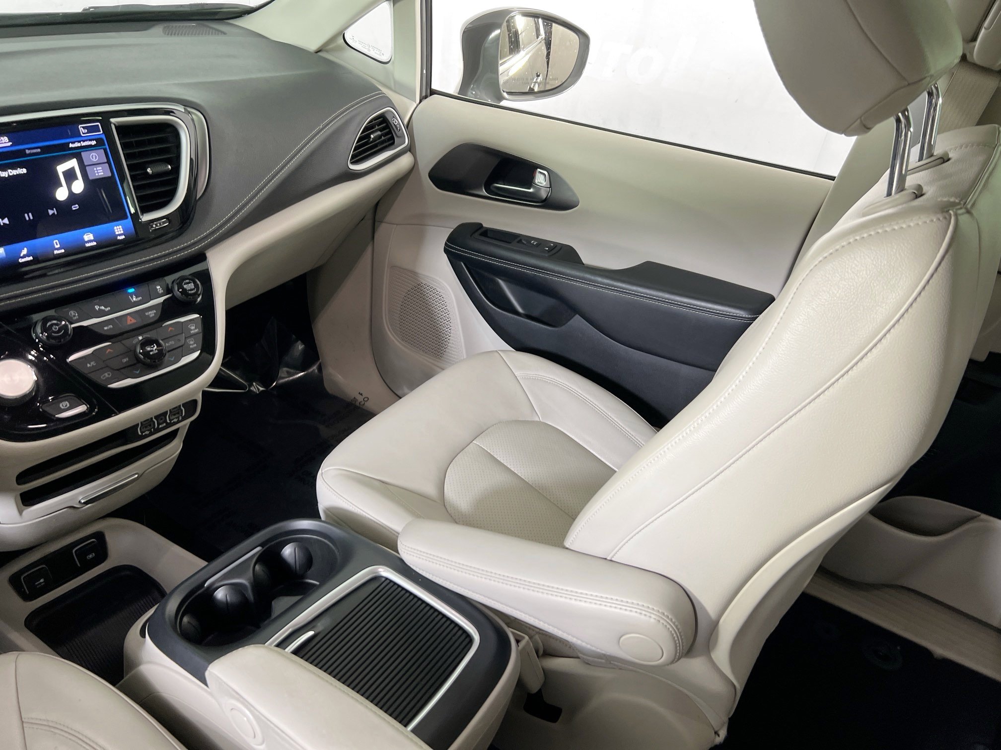 Used 2021 Chrysler Pacifica Touring-L image 22