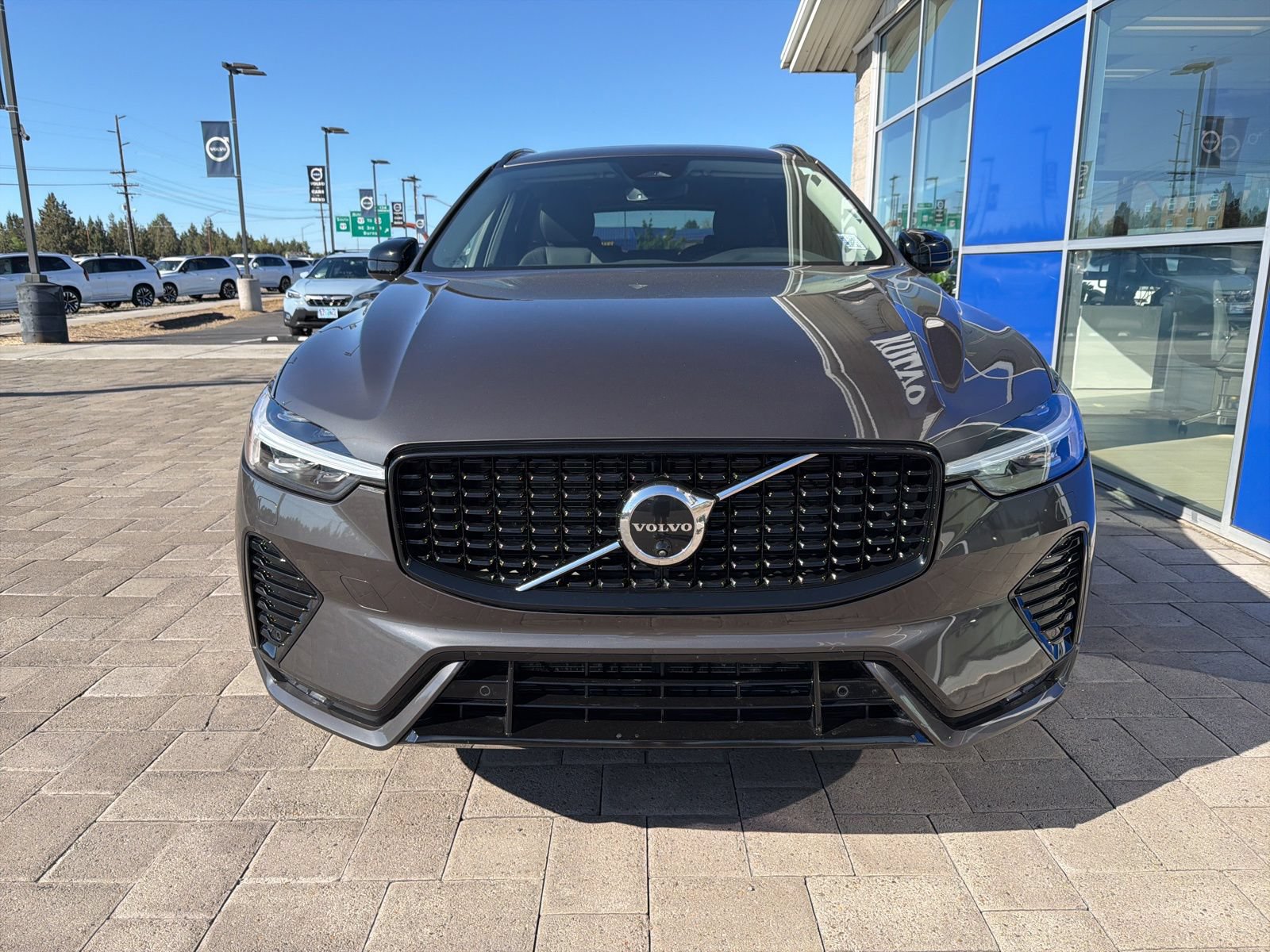 Used 2025 Volvo XC60 B5 Plus AWD/4WD image 3