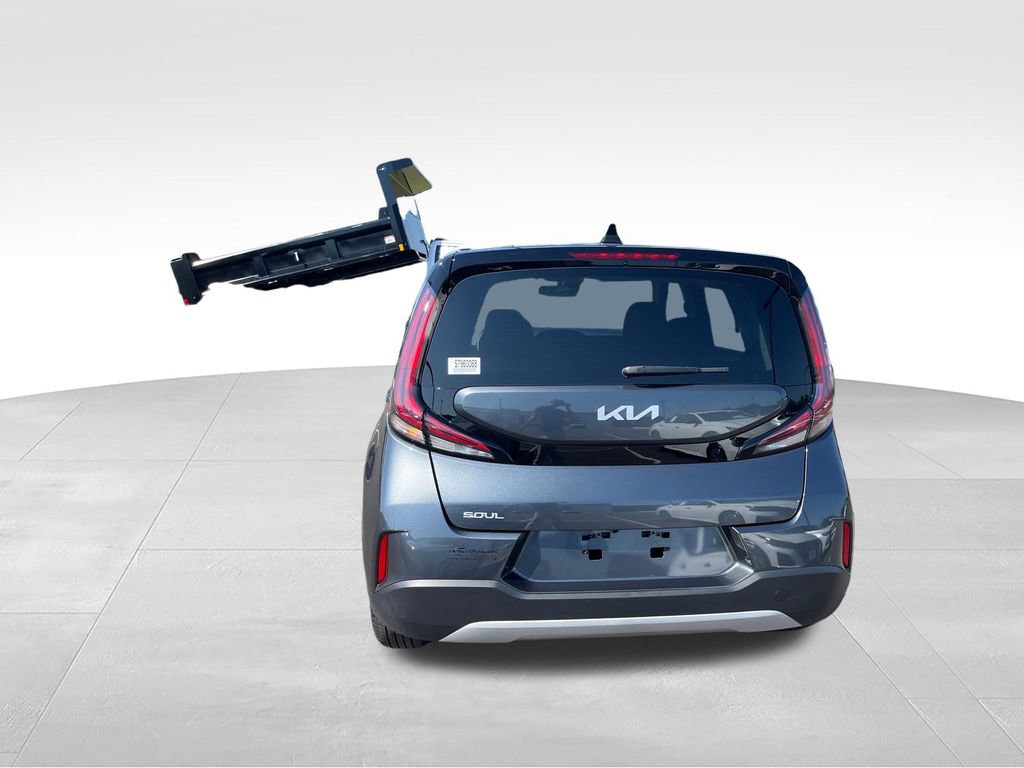 Used 2025 Kia Soul LX w/ LX Technology Package FWD image 4