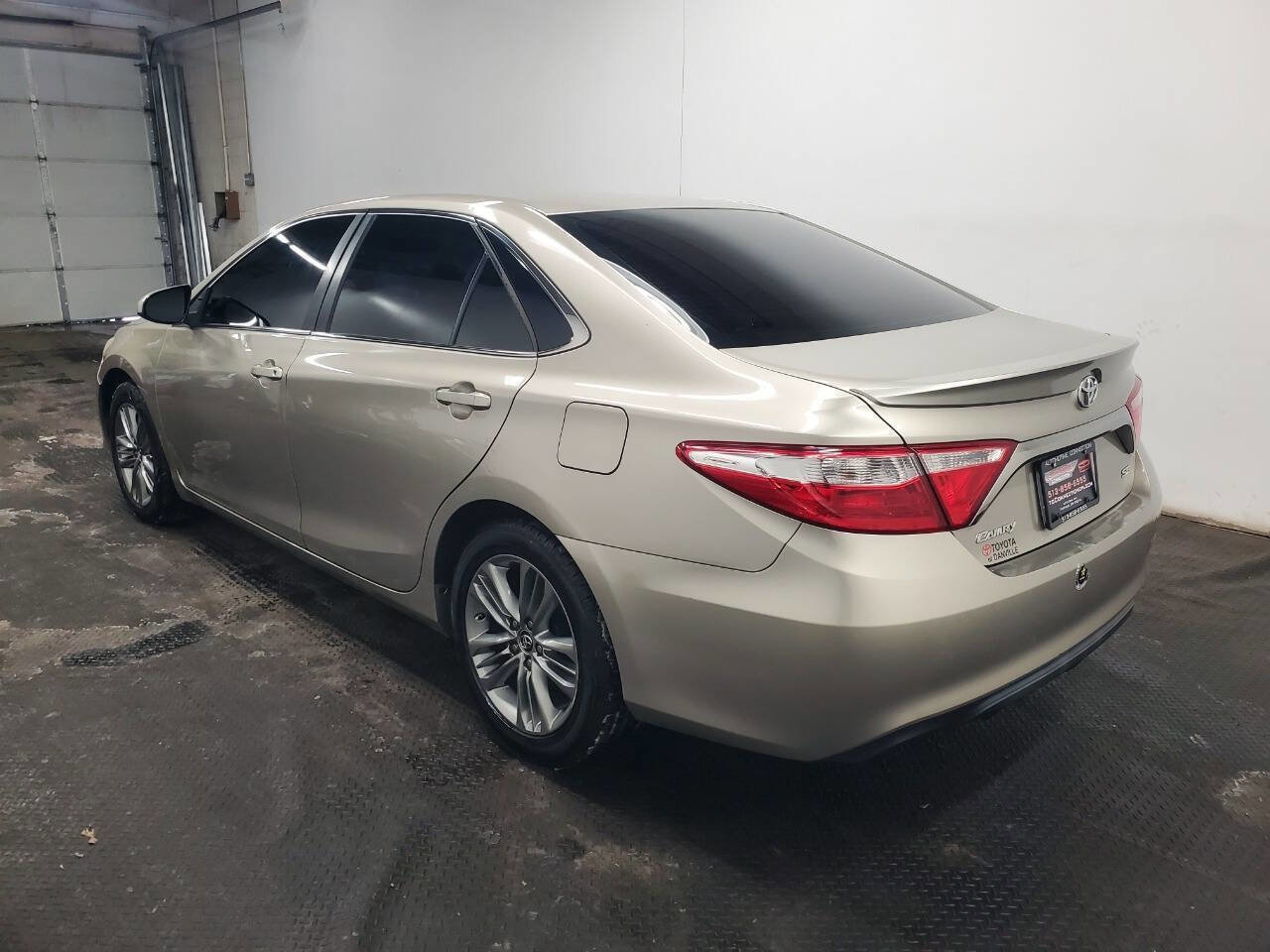 Used 2015 Toyota Camry SE image 5