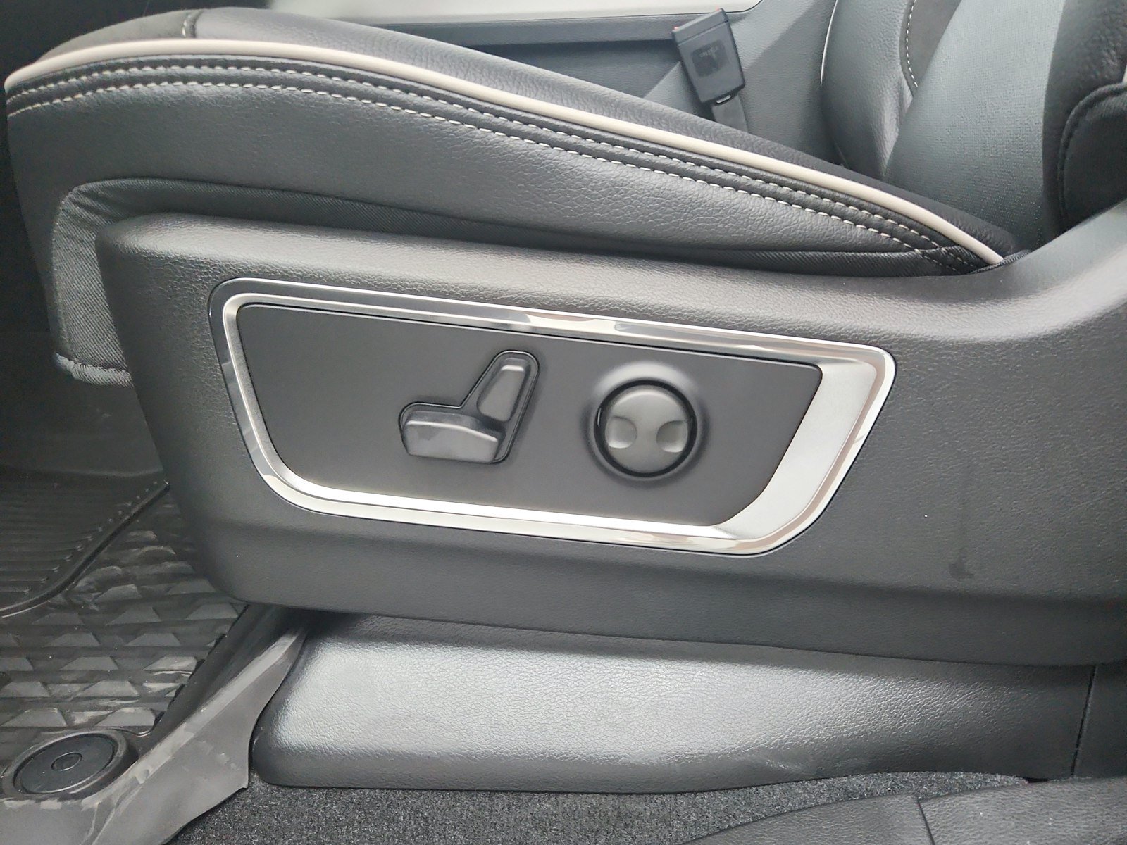 New 2026 RAM 1500 Laramie w/ Night Edition AWD/4WD image 21