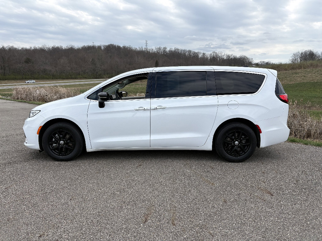 Used 2024 Chrysler Pacifica Touring-L image 2