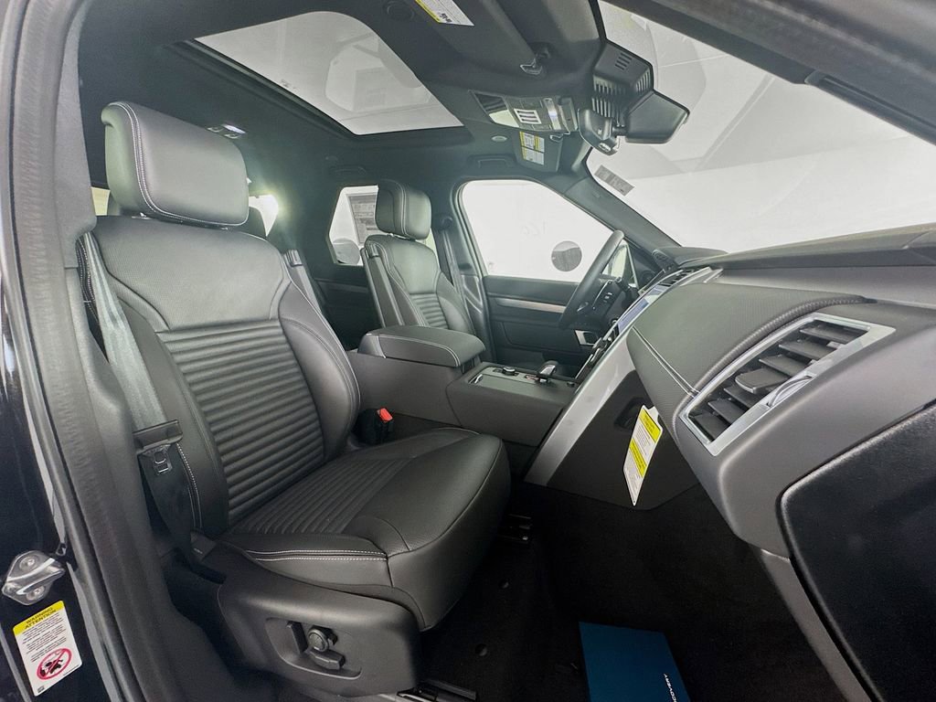New 2025 Land Rover Discovery Dynamic SE image 28