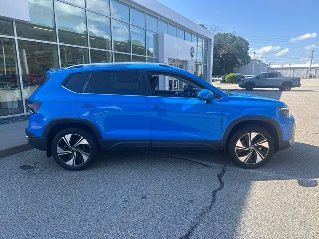Used 2025 Volkswagen Taos SE AWD/4WD image 2