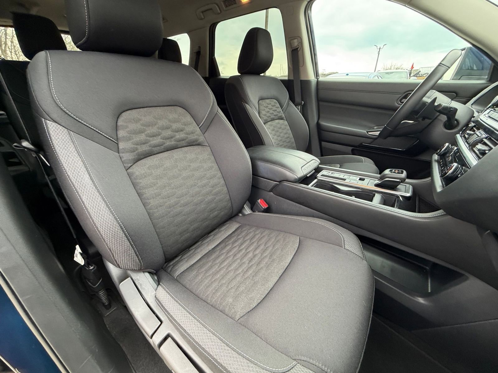 Used 2025 Nissan Pathfinder SV image 39