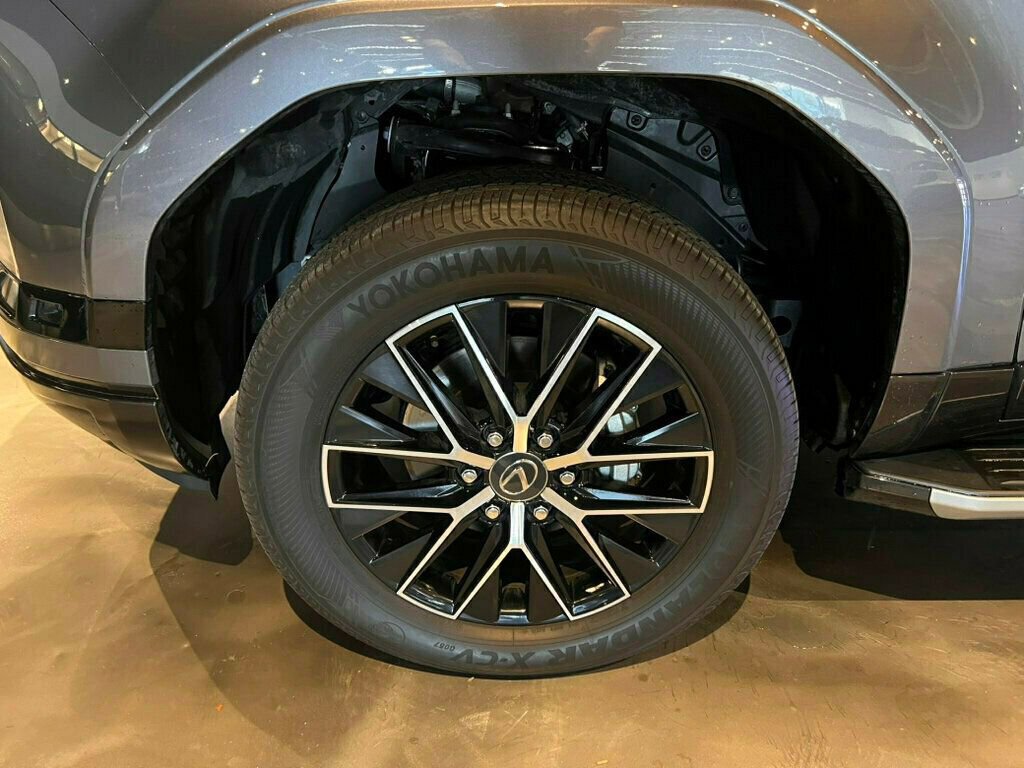 Used 2025 Lexus GX 550 PremiumPlus/TrafficAssist/Blac w/ Accessory Package (31) image 10