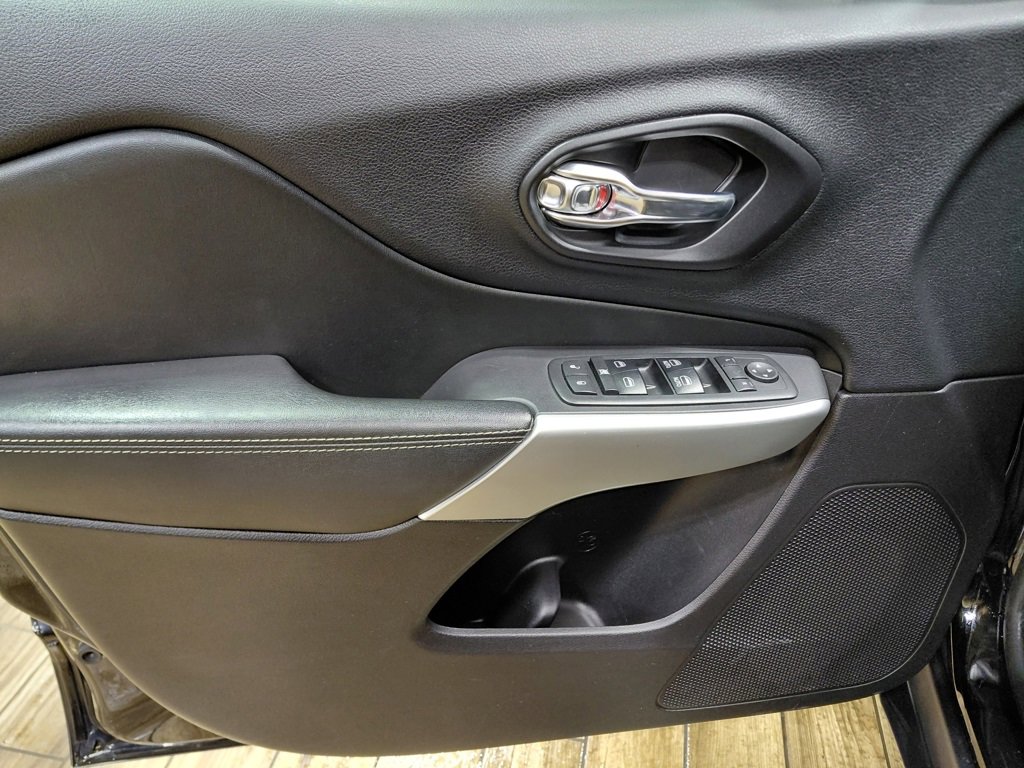 Used 2018 Jeep Cherokee Latitude Plus w/ Cold Weather Group image 39