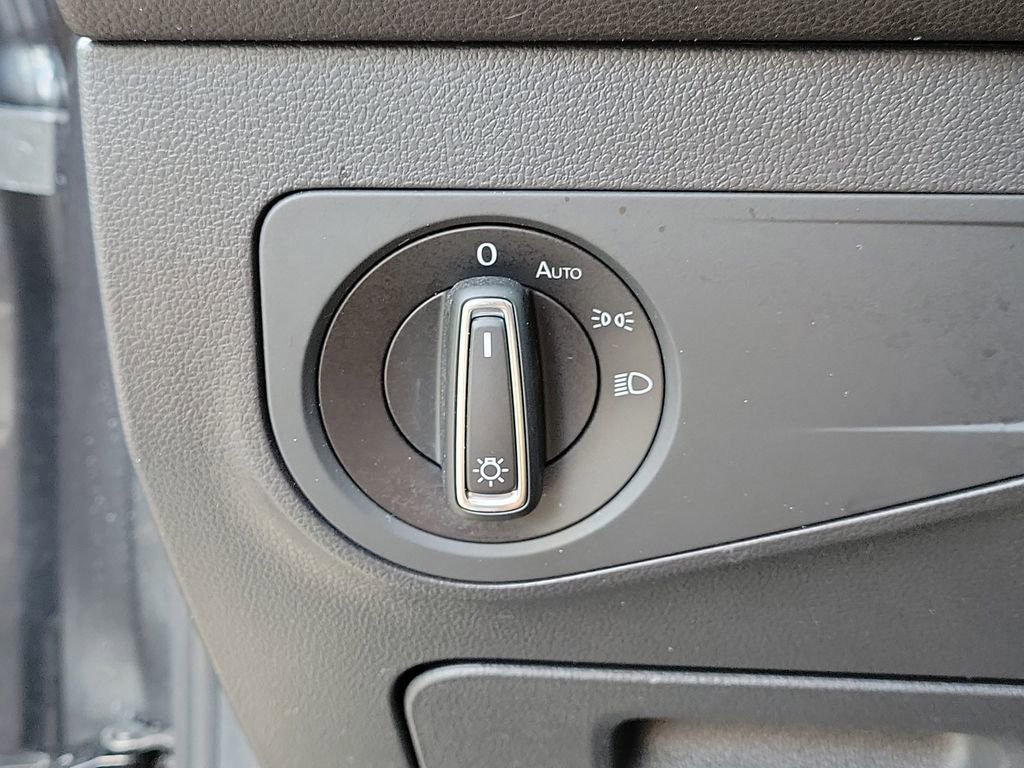 Used 2023 Volkswagen Tiguan SE image 30