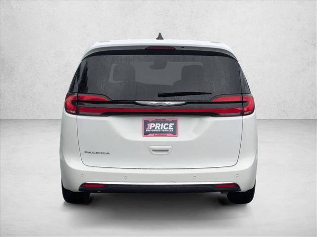 Used 2024 Chrysler Pacifica Touring-L image 7