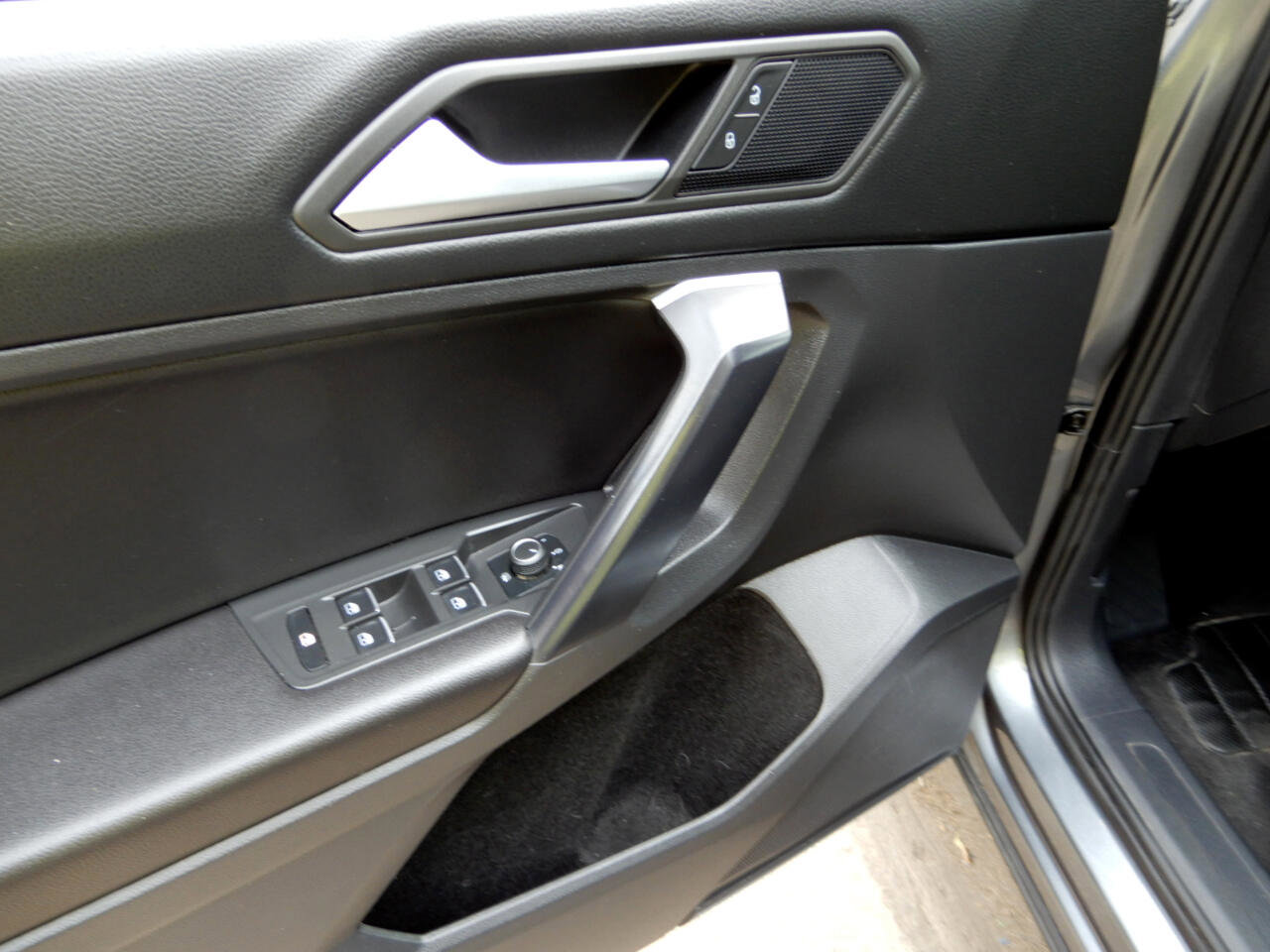 Used 2021 Volkswagen Tiguan SE image 24
