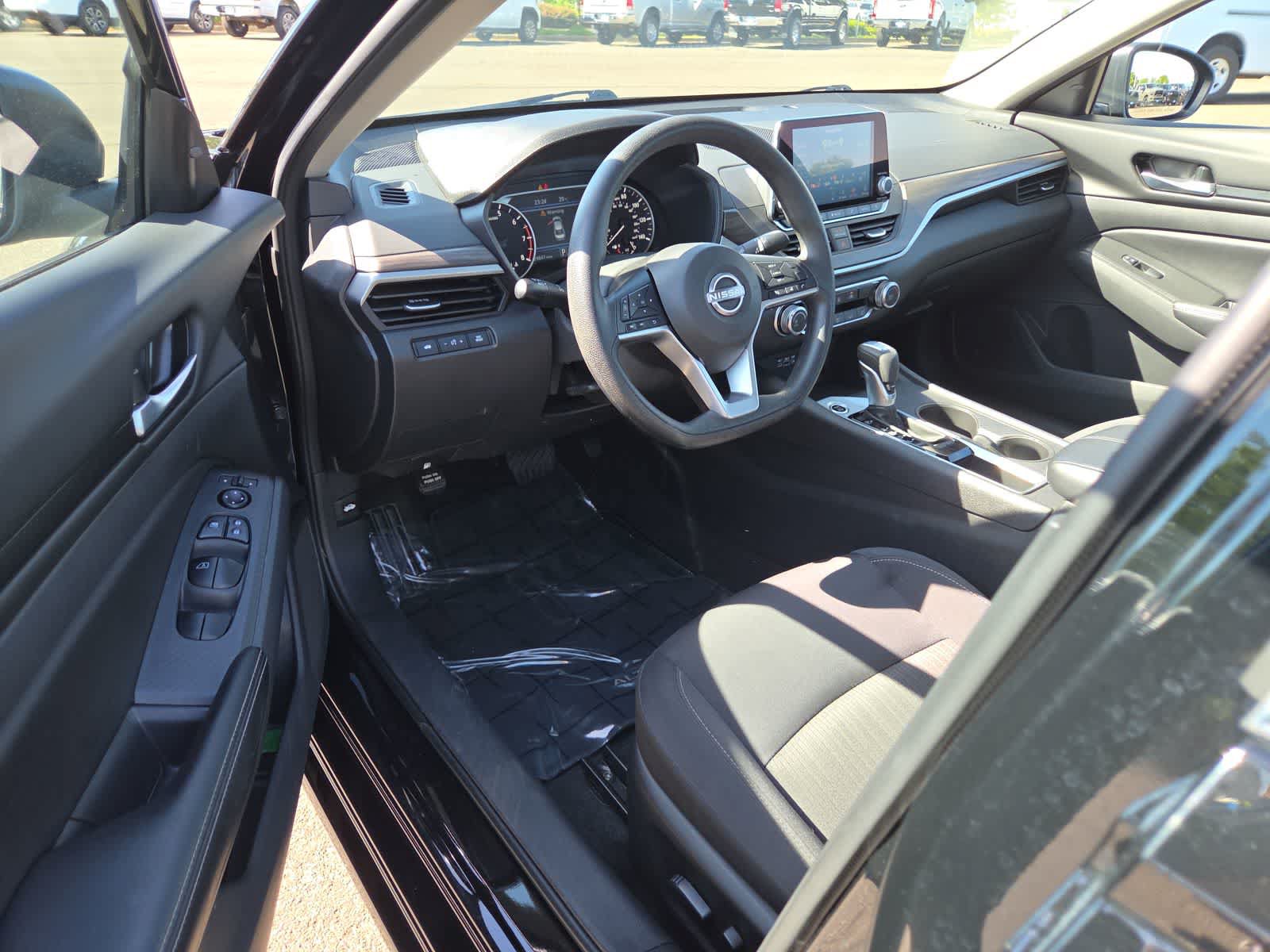 Used 2025 Nissan Altima 2.5 SV FWD image 10