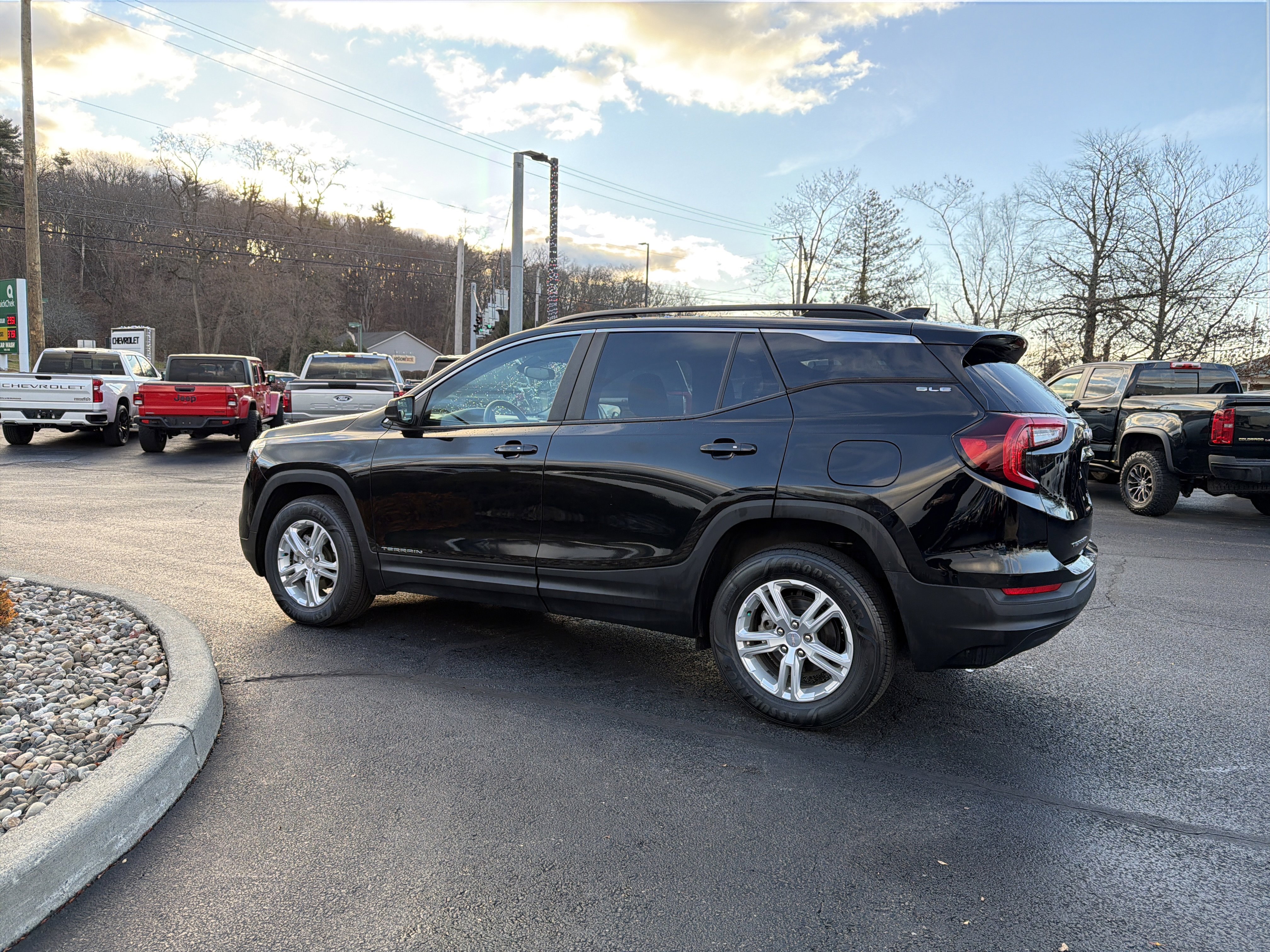 Used 2022 GMC Terrain SLE w/ Driver Convenience Package image 8