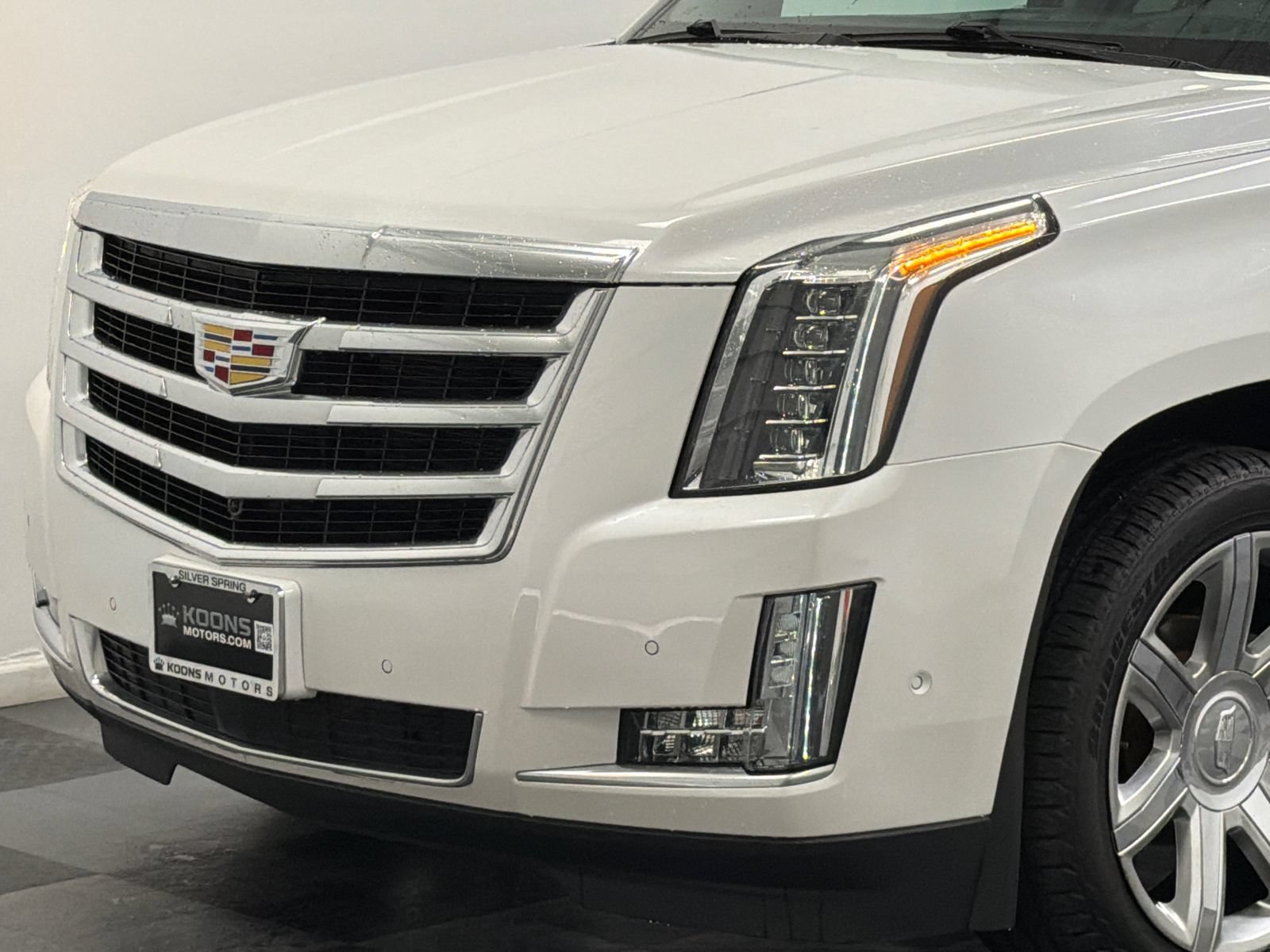 Used 2018 Cadillac Escalade Premium Luxury AWD/4WD image 2