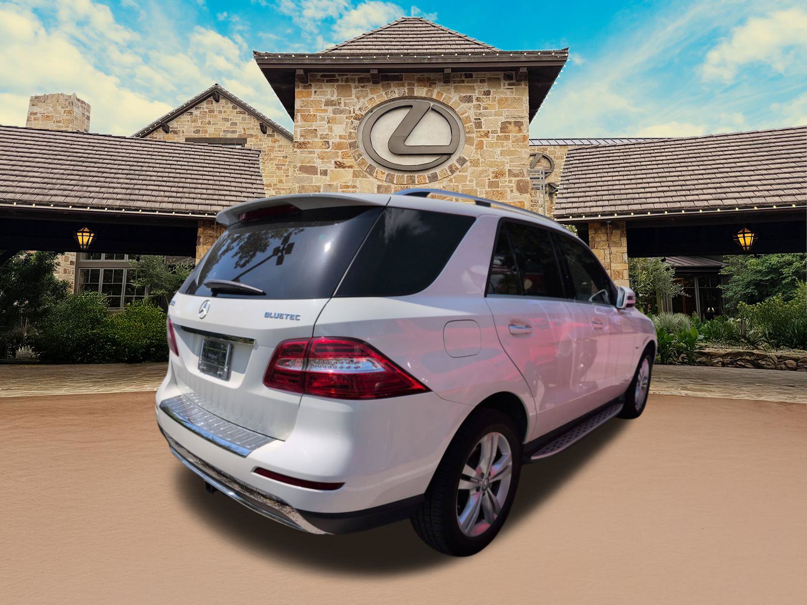 Used 2012 Mercedes-Benz ML 350 BlueTEC 4MATIC image 2