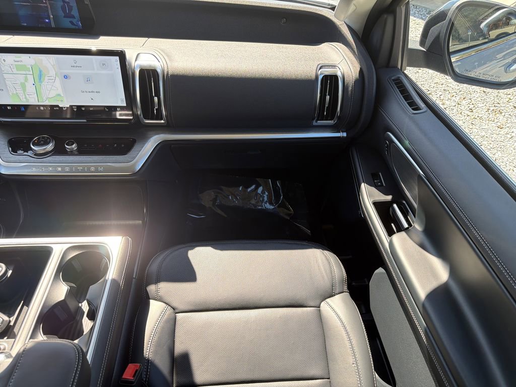 Used 2025 Ford Expedition Platinum image 17