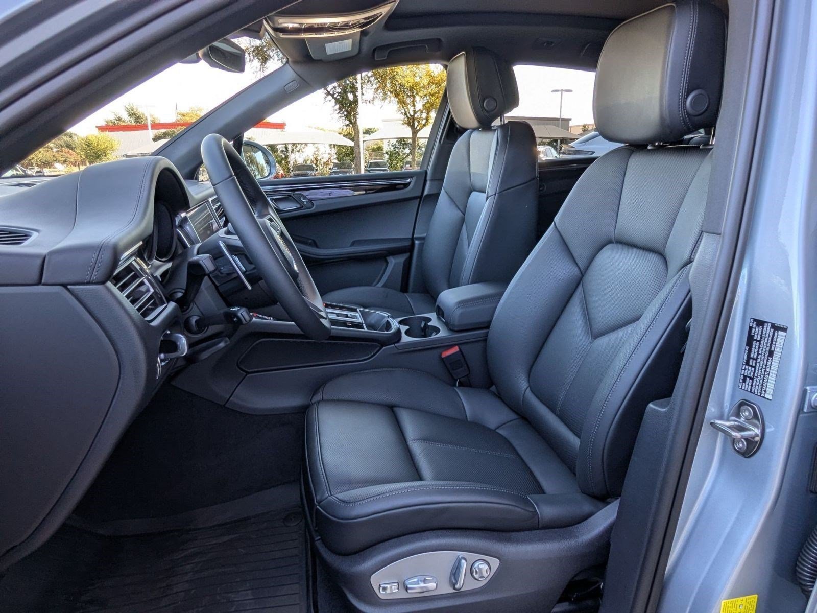 Certified 2026 Porsche Macan AWD/4WD image 5