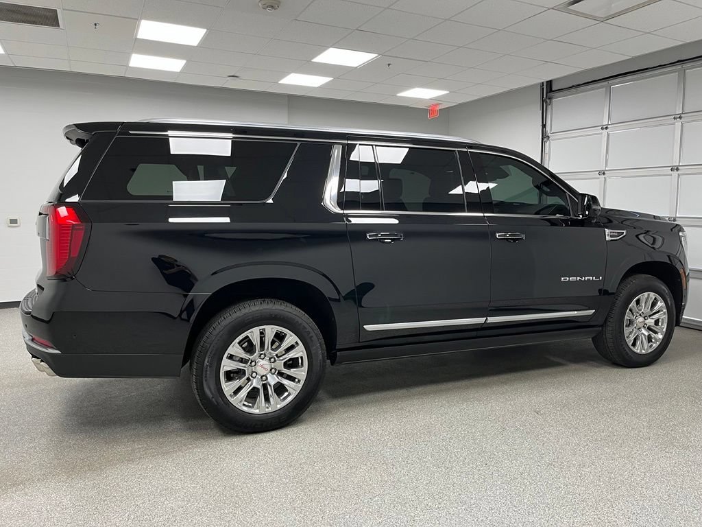 Used 2025 GMC Yukon XL Denali w/ Sun & Power Step Package AWD/4WD image 11