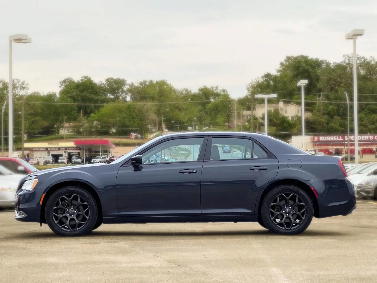 Used 2019 Chrysler 300 Touring w/ Sport Appearance Package image 4