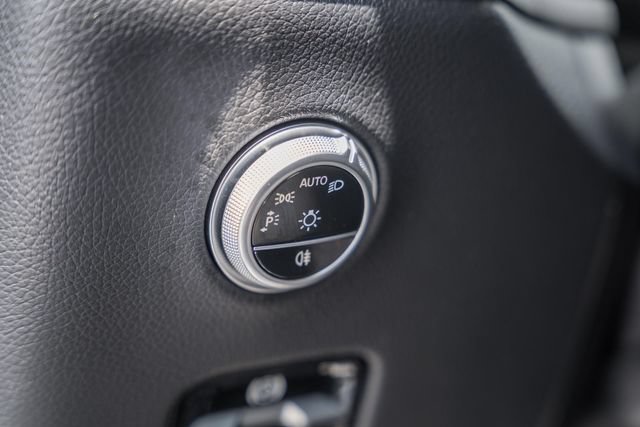 Used 2025 Mercedes-Benz GLC 300 4MATIC image 40