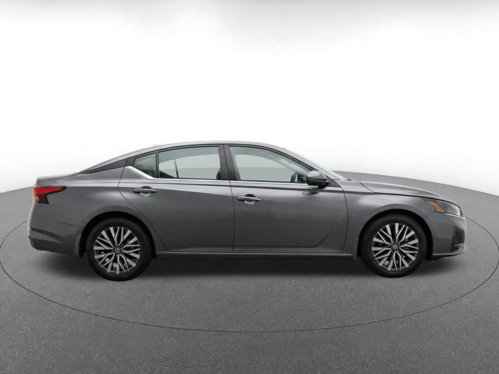 Used 2025 Nissan Altima 2.5 SV FWD image 11