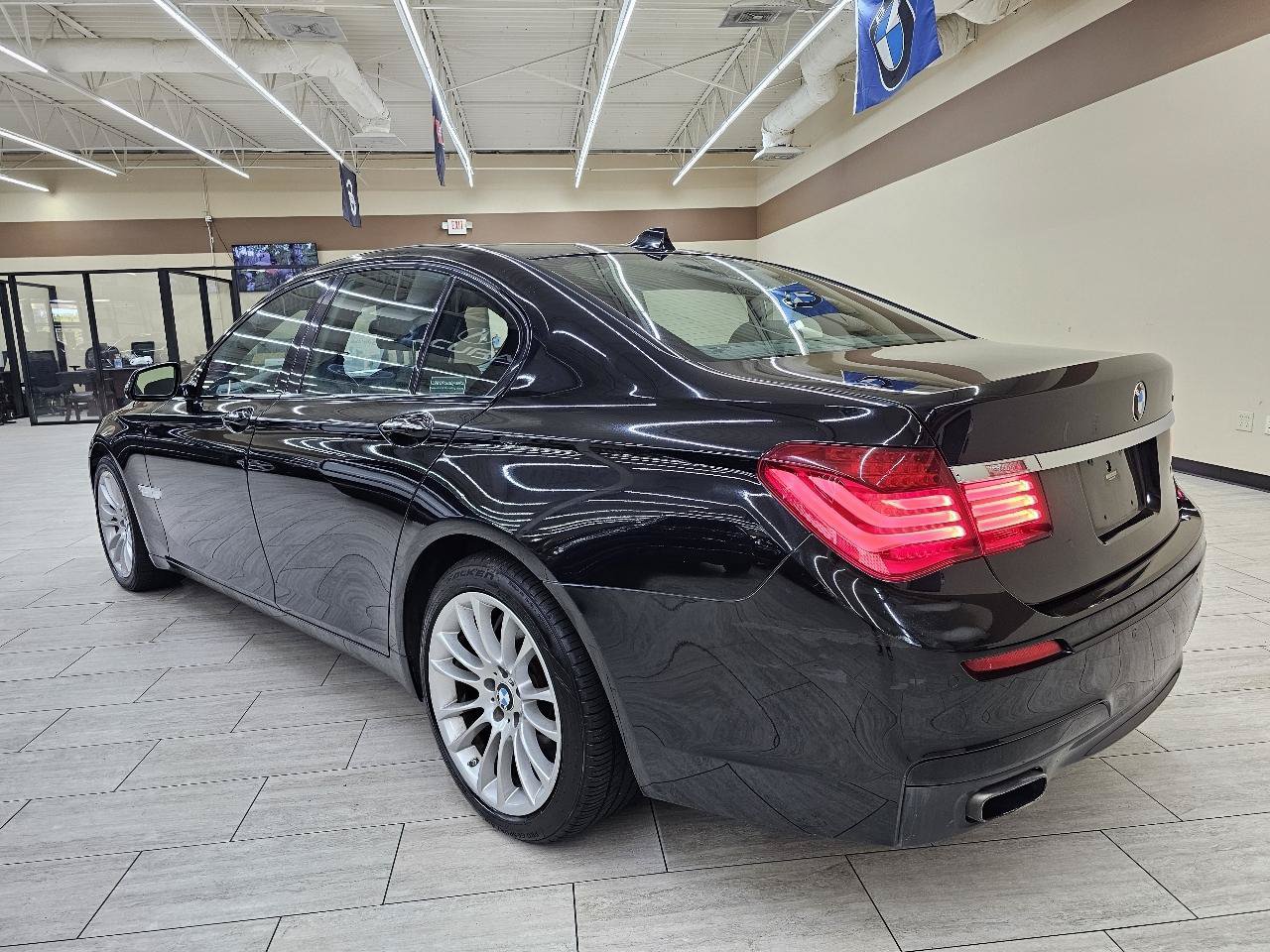 Used 2015 BMW 750i w/ M Sport Edition RWD image 8