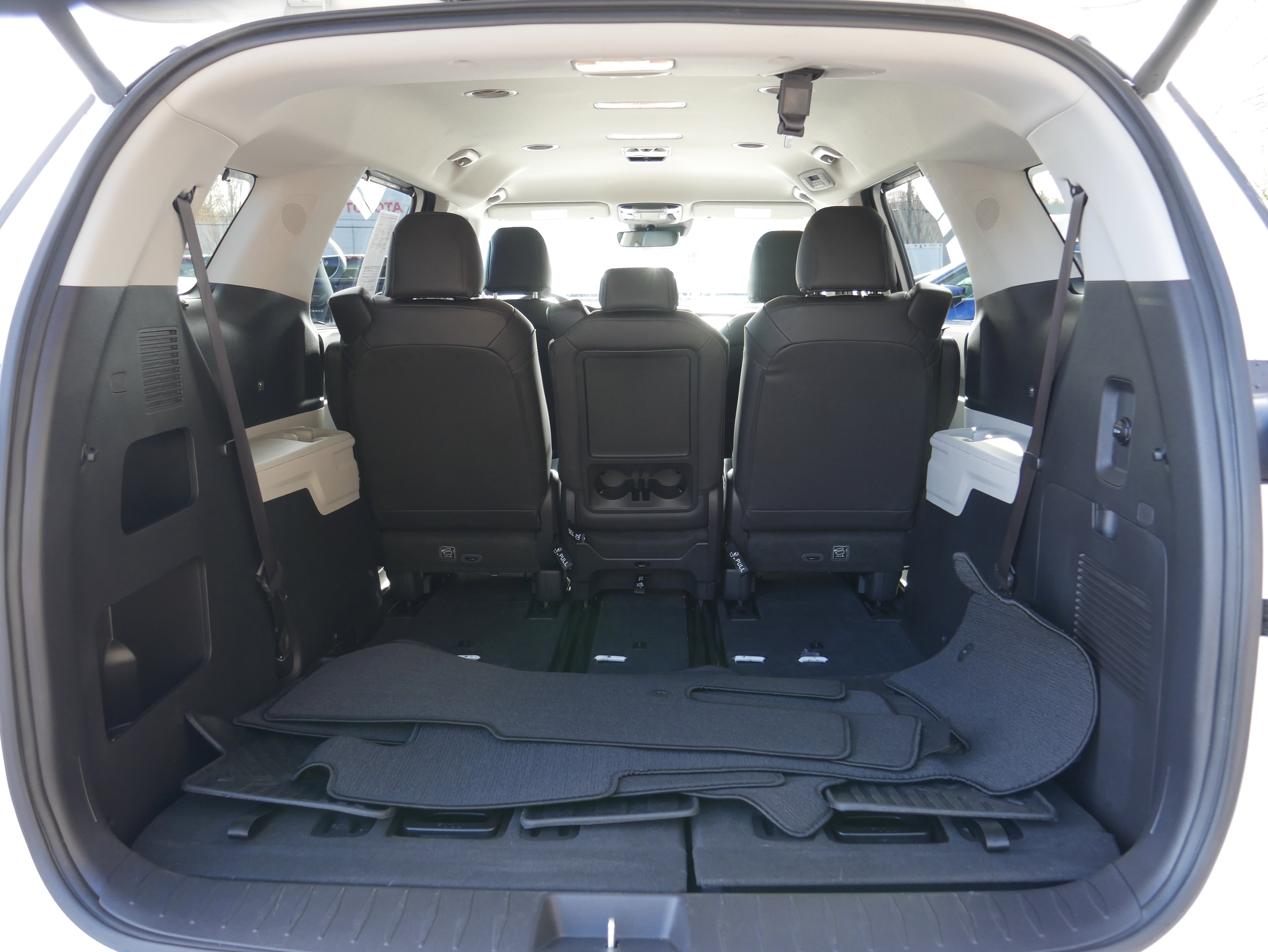Used 2024 Kia Carnival EX FWD image 7