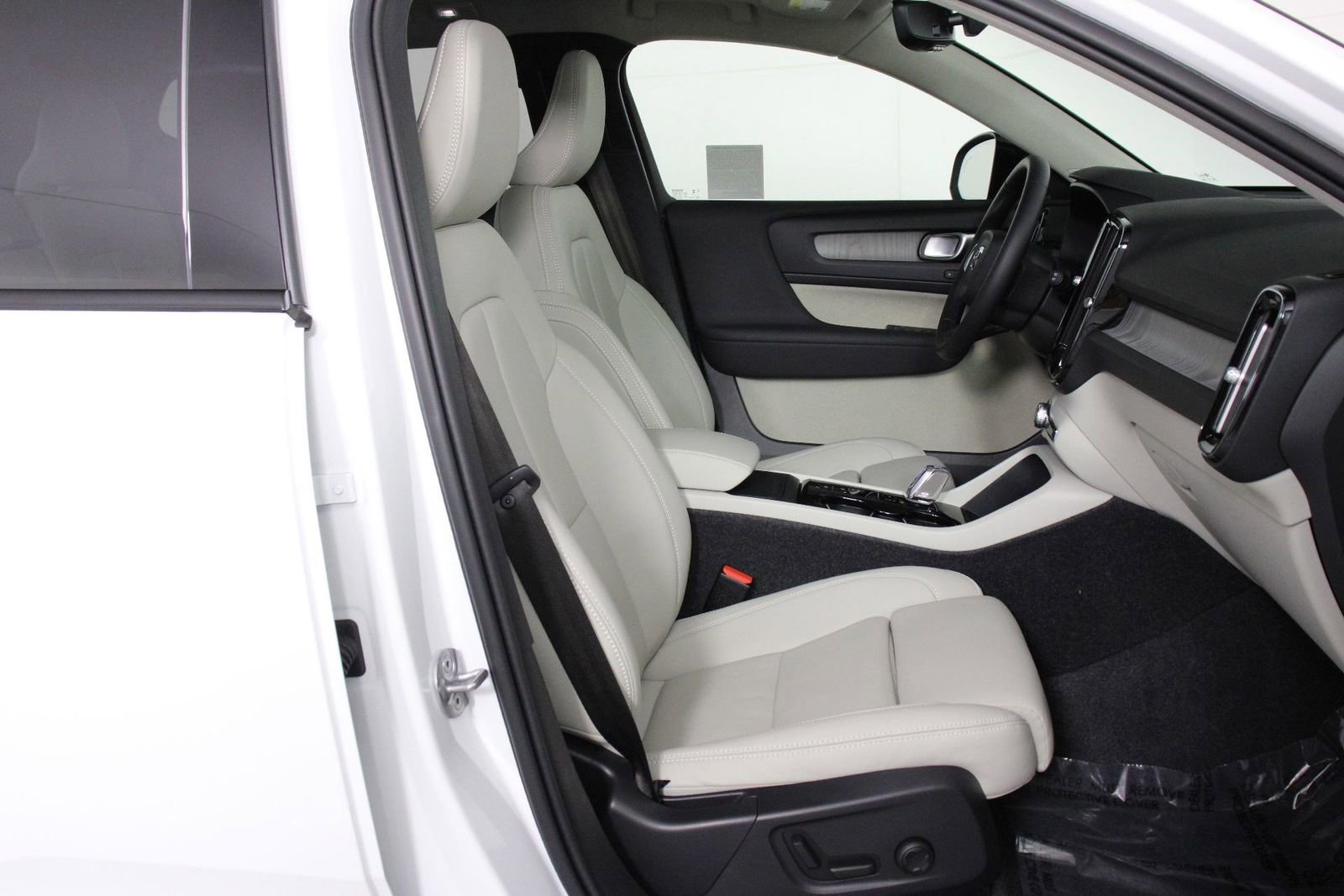 Certified 2026 Volvo XC40 B5 Plus w/ Protection Package Premier image 29