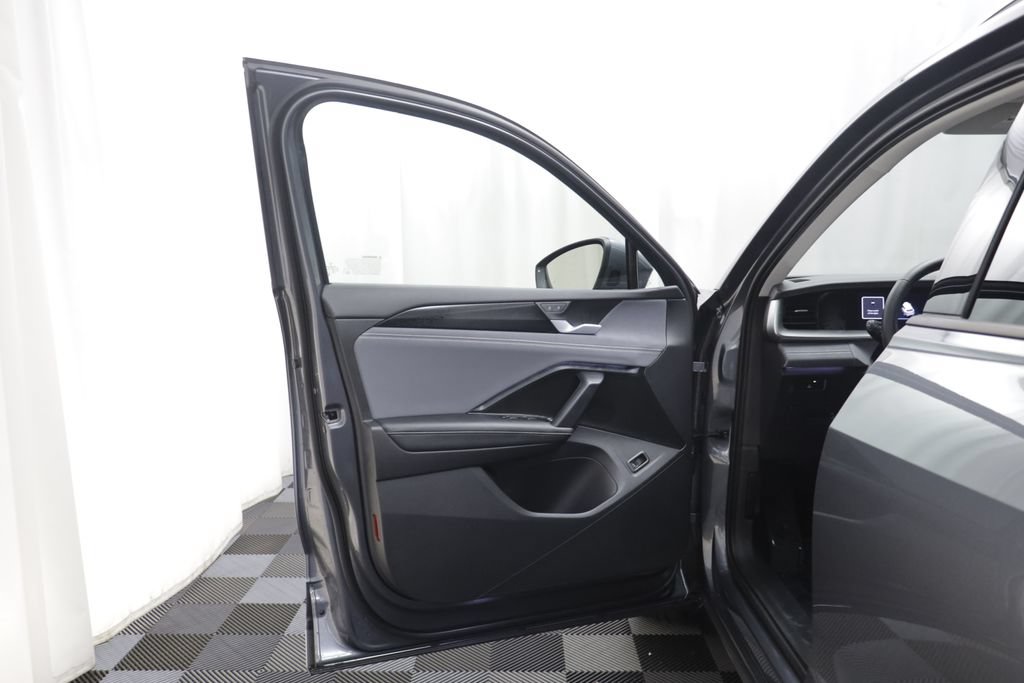 Used 2026 Volkswagen Tiguan SE AWD/4WD image 4