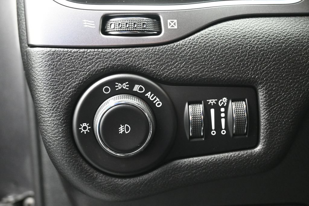 Used 2019 Jeep Cherokee Latitude Plus AWD/4WD image 17