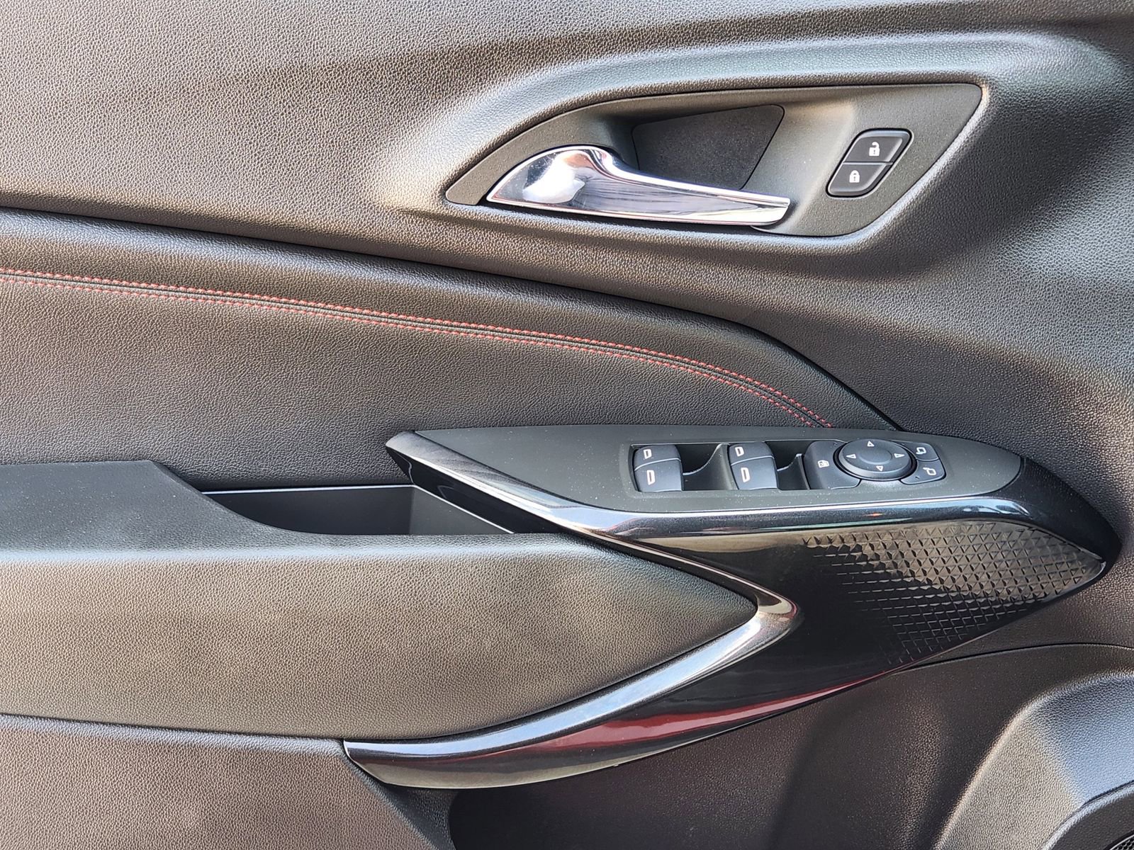 Used 2024 Chevrolet Trax RS FWD image 25