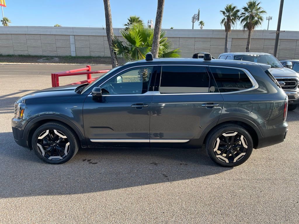 Used 2024 Kia Telluride EX w/ EX Captain's Chair Package image 3