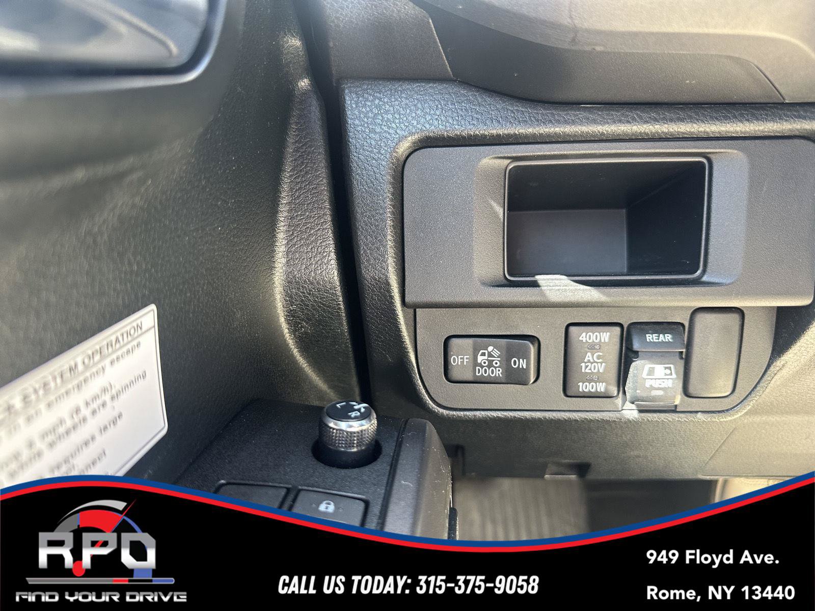 Used 2017 Toyota Tacoma TRD Off-Road w/ Premium & Technology Package AWD/4WD image 22