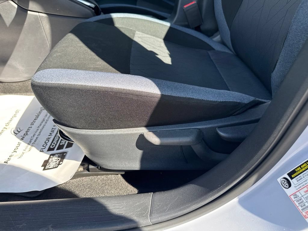 Used 2025 Nissan Versa SV FWD image 33