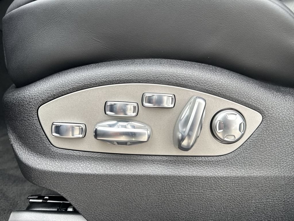 Certified 2026 Porsche Macan AWD/4WD image 8