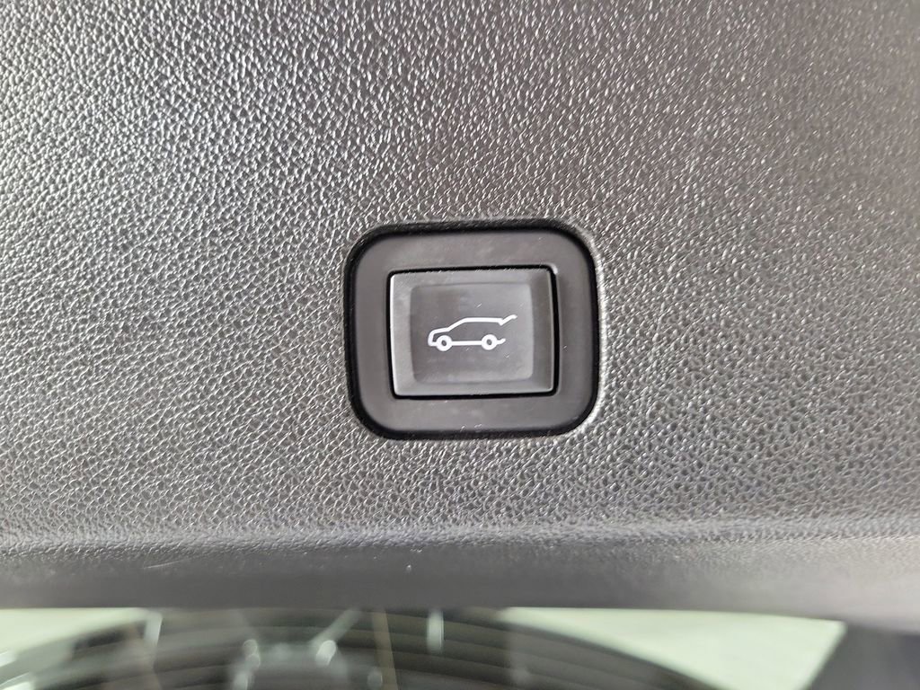 Used 2023 Cadillac XT6 Premium Luxury w/ Technology Package FWD image 9