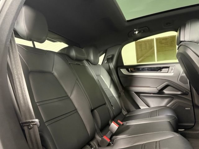 Used 2025 Porsche Cayenne Coupe AWD/4WD image 28