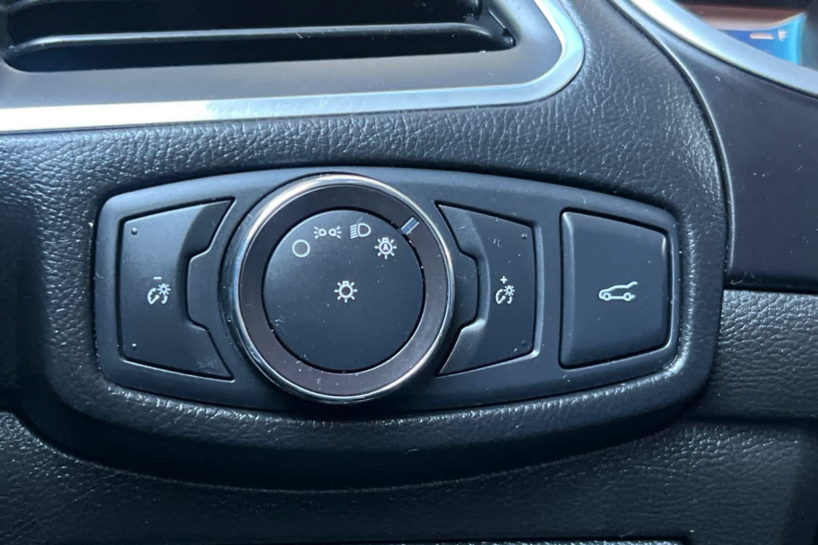 Used 2018 Ford Edge Titanium FWD image 30