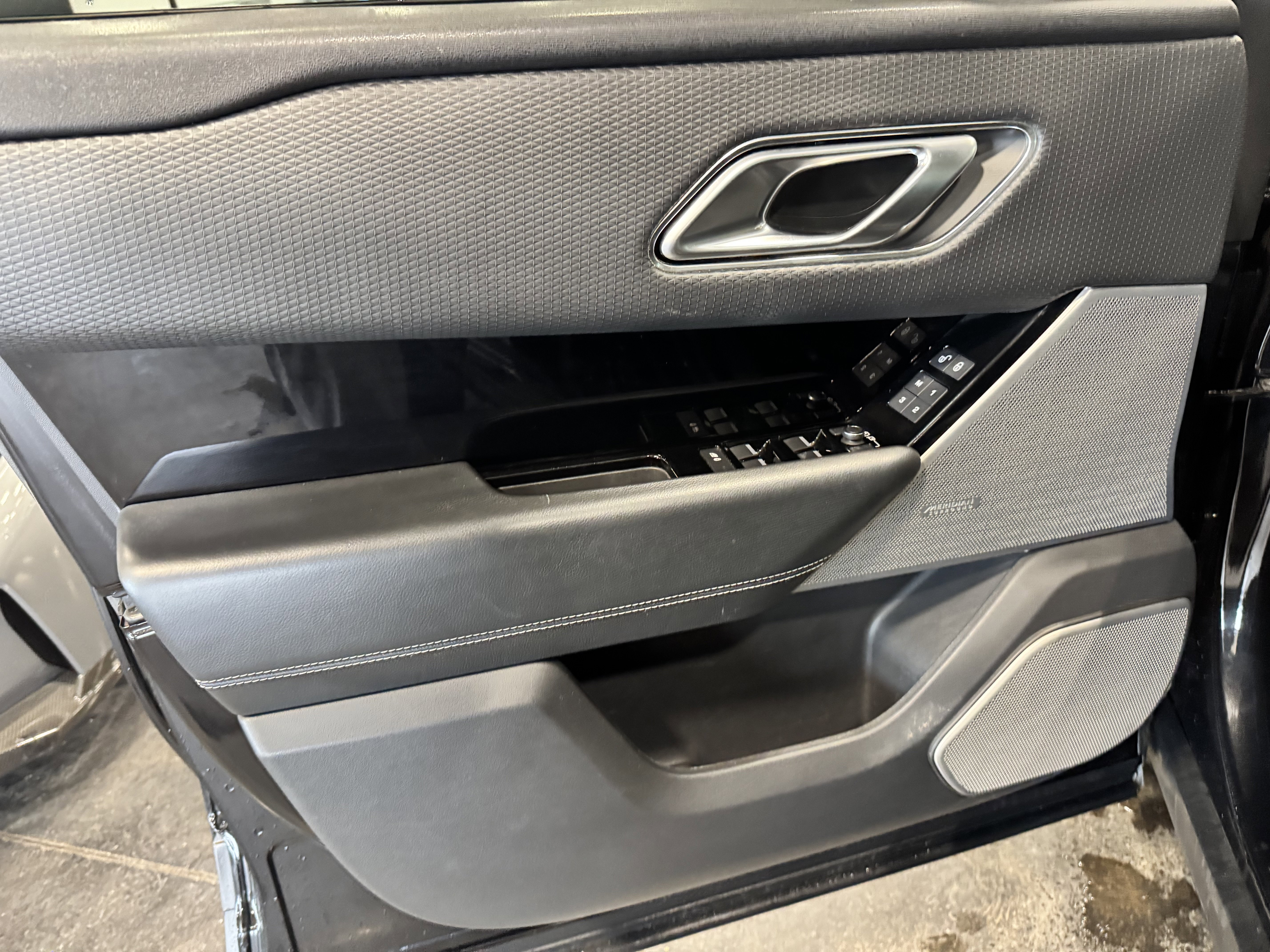 Used 2019 Land Rover Range Rover Velar R-Dynamic SE image 10