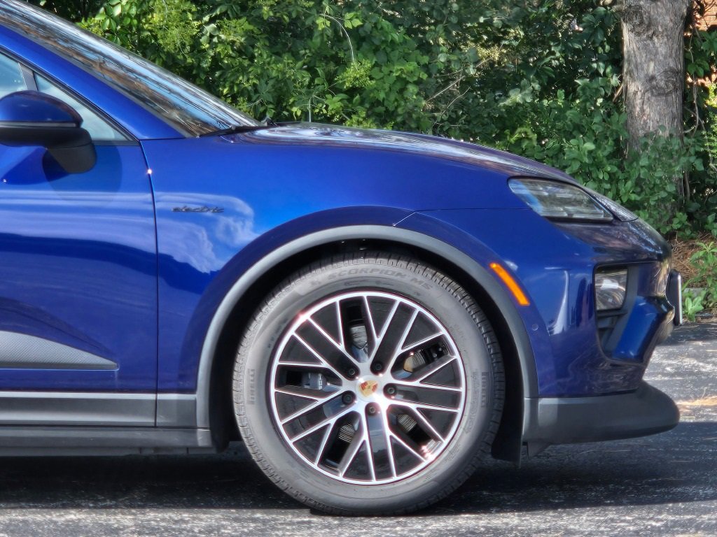 Used 2025 Porsche Macan Electric image 13