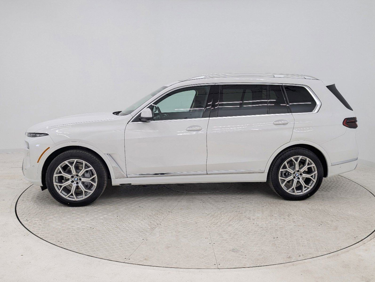 Used 2025 BMW X7 xDrive40i w/ Premium Package image 2