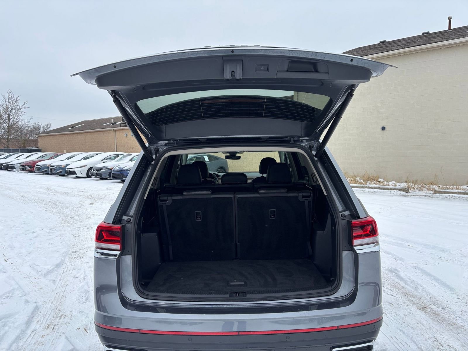 Used 2025 Volkswagen Atlas SE image 32