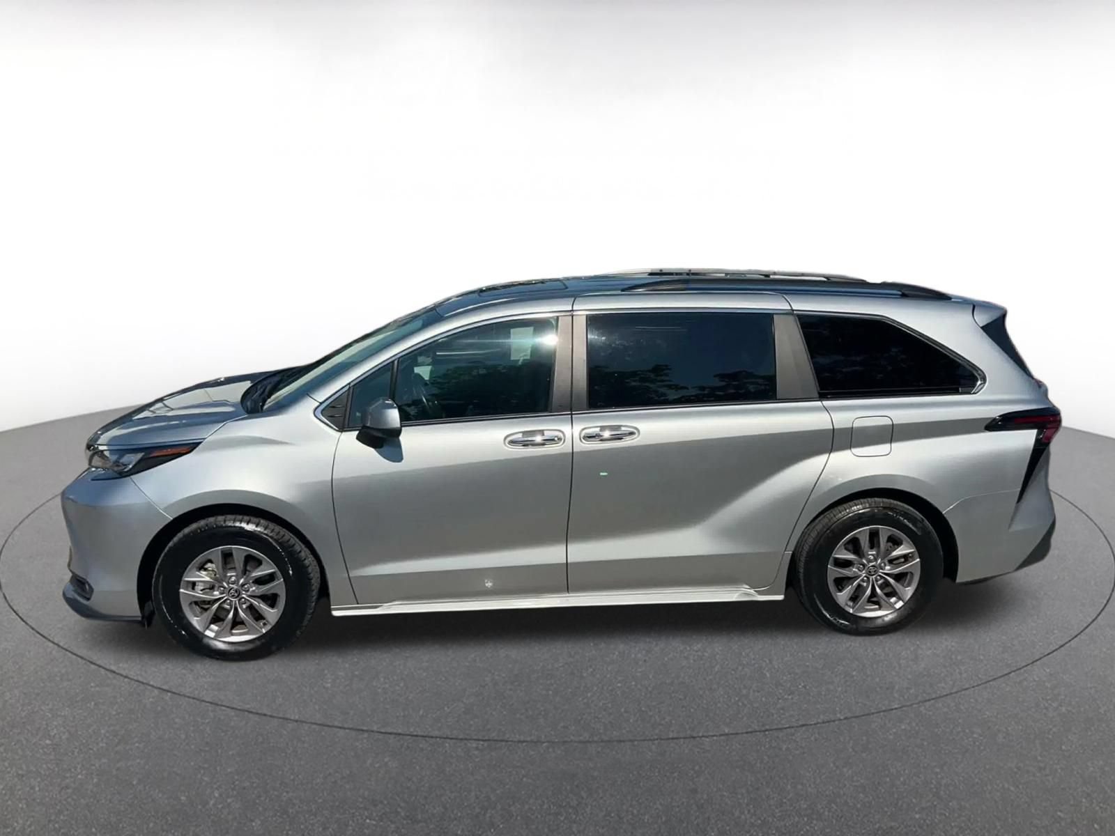 Used 2025 Toyota Sienna XLE FWD image 8