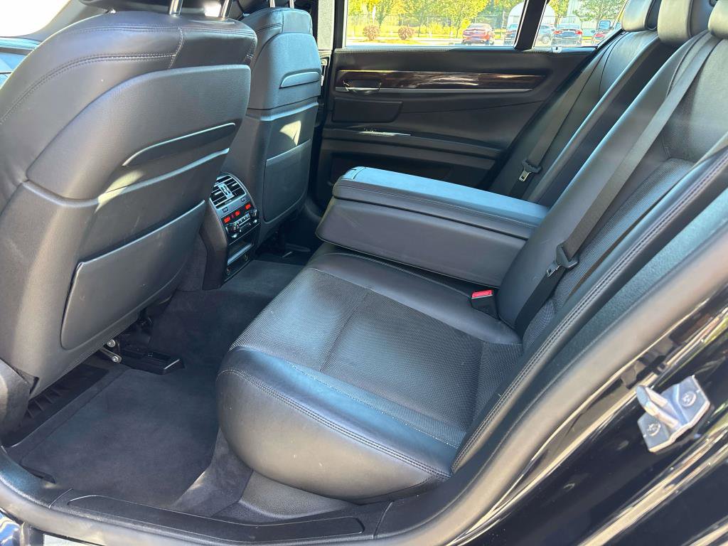 Used 2013 BMW 750i image 7