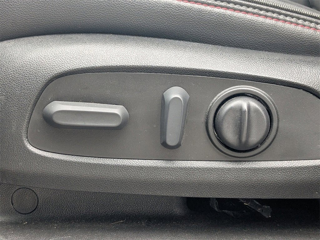 Used 2023 Chevrolet Traverse RS image 22