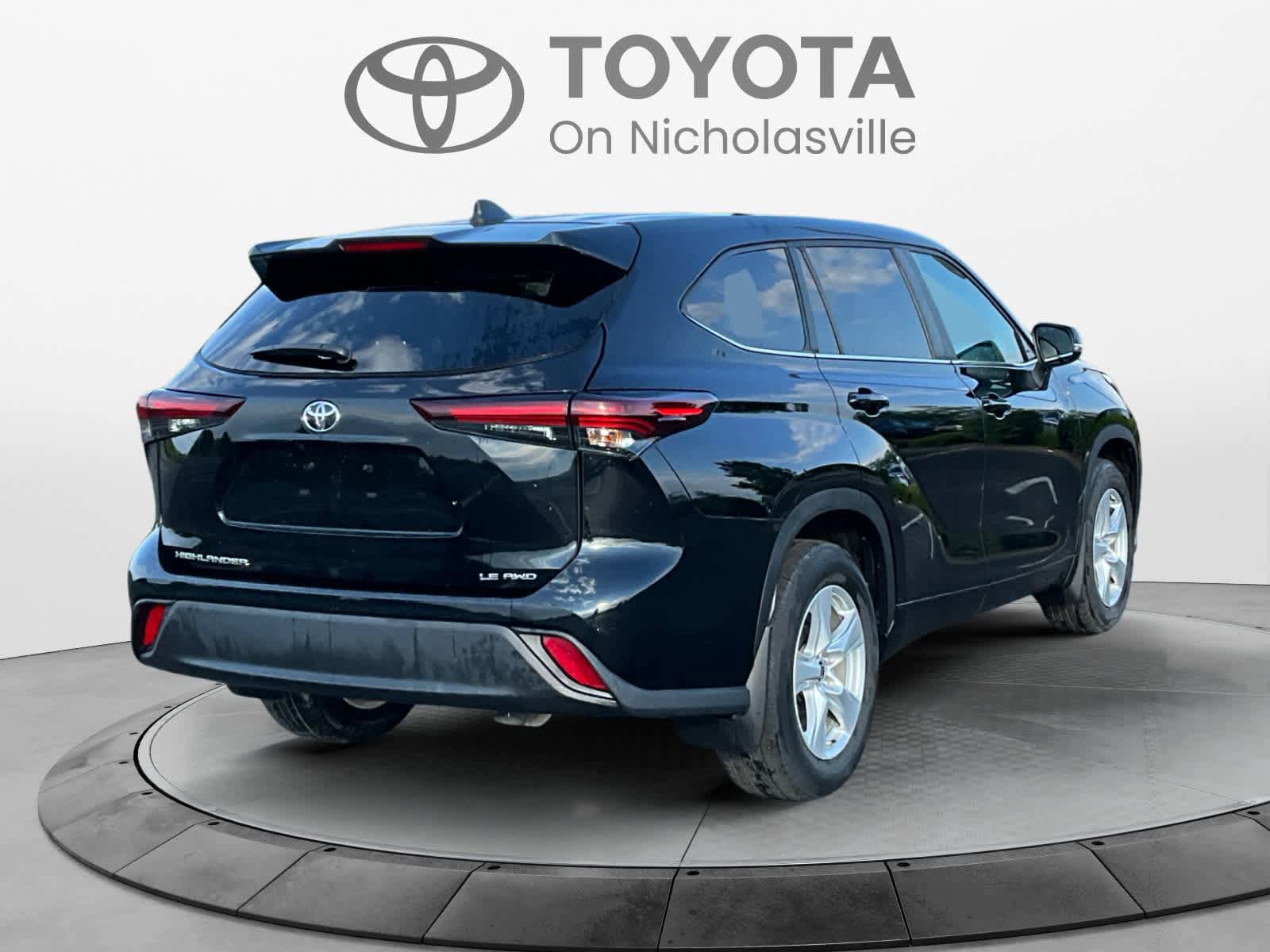 Used 2024 Toyota Highlander LE AWD/4WD image 6